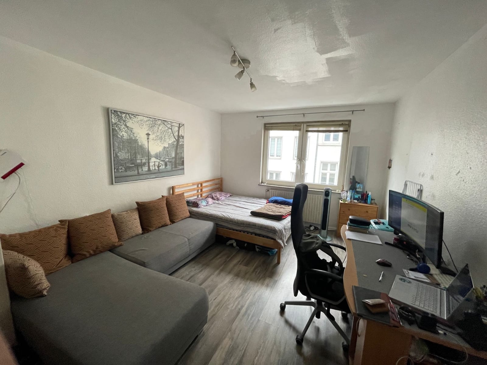 A cozy private single room in a 3-person shared apartment